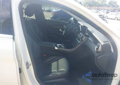 2015 Mercedes-Benz C 300 4Matic/Luxury 4Matic/Sport 4Matic z USA, uszkodzony, nr VIN 55SWF4KB1FU090539